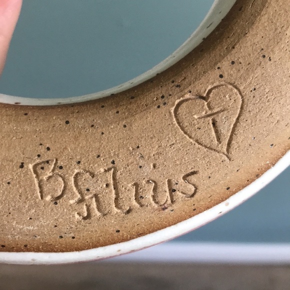 Studio pottery vase hanging circular donut vase. Hand painted. Signed. Floral - Picture 5 of 8